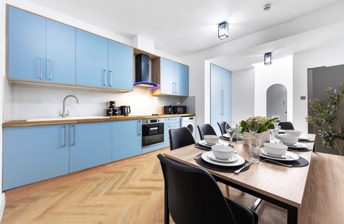 Marlborough Apartment | Spacious 4 bed, sleeps 8, good transport link
