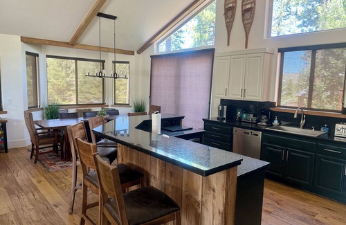 Mountain View Estates House | Spacious 4-bedroom house with beautiful views in South Lake Tahoe