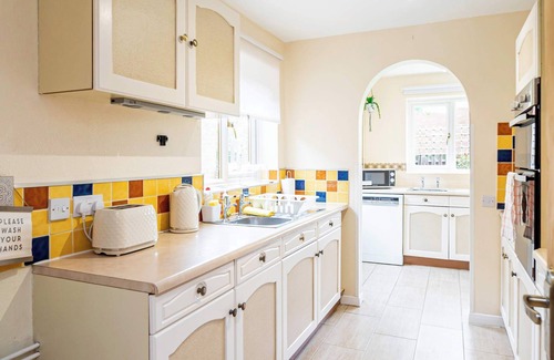 Milton Keynes House | Spacious 4 Bedroom Home in Central Milton Keynes