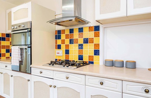 Milton Keynes House | Spacious 4 Bedroom Home in Central Milton Keynes