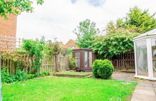 Milton Keynes House | Spacious 4 Bedroom Home in Central Milton Keynes