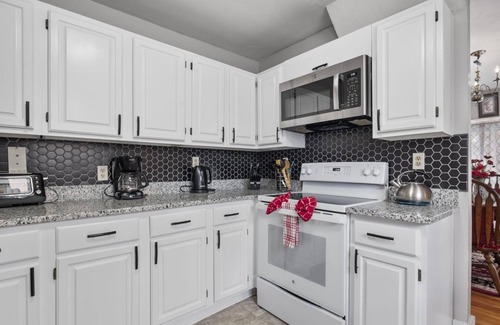 Worcester House | Spacious 4-bedroom, 2 bathroom house with WIFI in charming Worcester