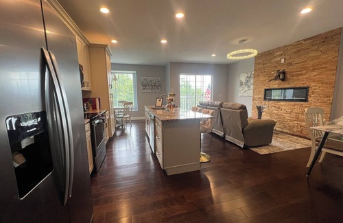 Lakewood House | Spacious 4-bedroom 3-bath townhome in Lakewood with Mountain Views