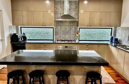 Kenmore House | Spacious 4 bedroom and 4 bathroom entire spacious house