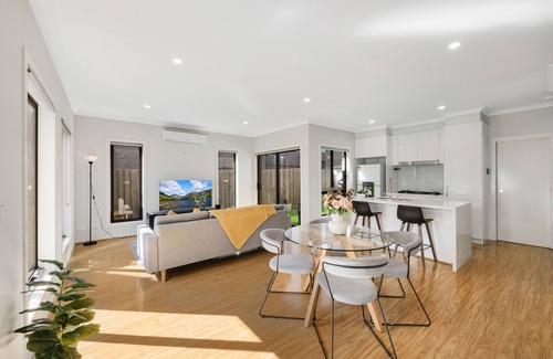 Pascoe Vale House | Spacious 4-Bedroom Family Retreat with Double Garage