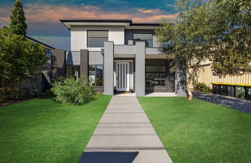 Pascoe Vale House | Spacious 4-Bedroom Family Retreat with Double Garage