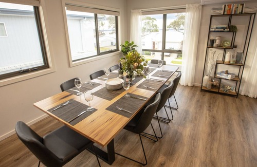 Paynesville House | Spacious 4 bedroom house with jetty berth and island views - pet friendly