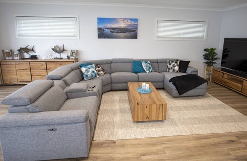 Paynesville House | Spacious 4 bedroom house with jetty berth and island views - pet friendly