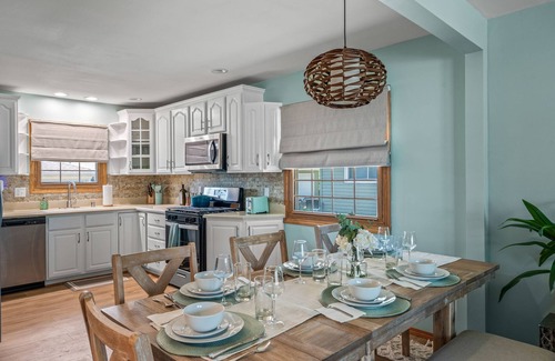 Racine House | Spacious 4-bedroom close to lake, large backyard, 2 king beds, great location