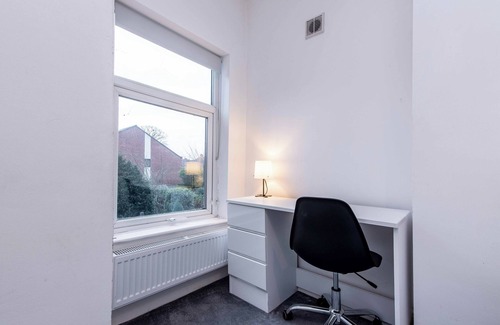 Bramcote House | Spacious 4-Bedroom House Near Beeston Town Centre