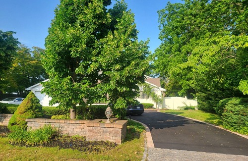 Bay Shore House | Spacious 4-bedroom house with WiFi, fitness room in amazing Bay Shore
