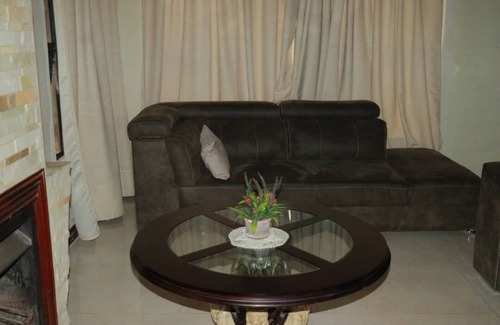 Gaborone House | Spacious 4-bedroom house with WiFi, AC in marvelous Gaborone