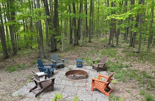 Bellaire House | Spacious 4-bedroom house in beautiful Bellaire with WiFi, AC