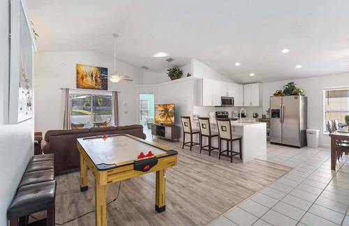 Lake Wilson Preserve House | Spacious 4 Bedroom Pool House, 2 Master suites