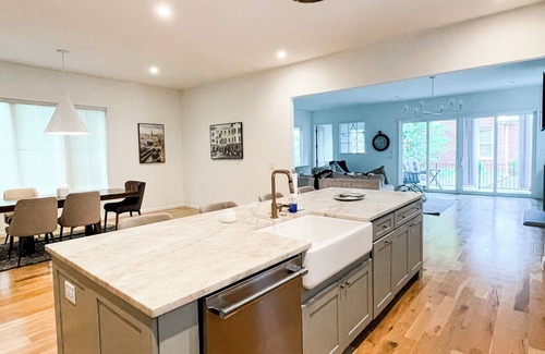 Green Hills House | Spacious 4-bedroom pet friendly house in cool Nashville near Lipscomb