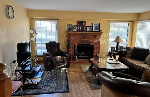 Bloomingdale House | Spacious 4-bedroom townhome with fitness room, WiFi in awesome Hanover Park
