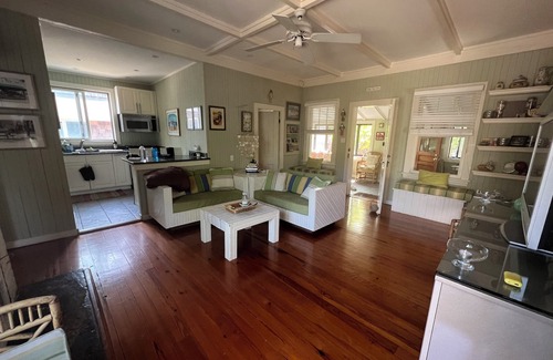 Seaview House | Spacious 4-bedroom house with WiFi and room-by-room ACs in charming Ocean Beach
