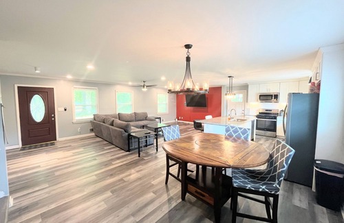 College Park House | Spacious 4 BR 3 Full Bath House Near Airport & Shopping!