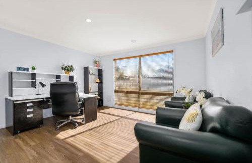 Narre Warren South House | Spacious 4BR 2bath Family Home near Casey Central