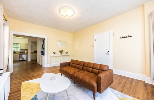 Winter Hill Apartment | Spacious 4BR/2BA 2 Kitchens Perfect for Groups Near Boston