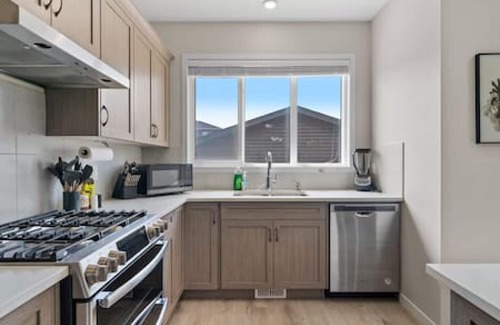Southeast Calgary House | Spacious 4BR 3BA w/AC in Quiet SE Neighbourhood