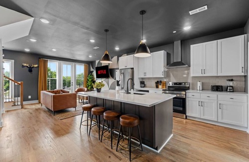 Talbot's Corner House | Spacious 4BR Bachelor Retreat-Game Room & Rooftop!