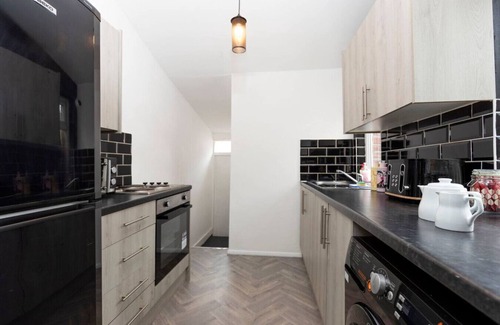 Gateshead Apartment | Spacious 4BR Home in Gateshead Sleeps 7 w/Parking