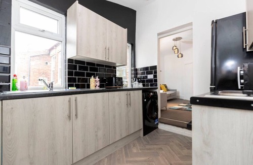 Gateshead Apartment | Spacious 4BR Home in Gateshead Sleeps 7 w/Parking