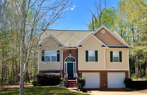 Oak Hill House | Spacious 4br house- 10 mins from the town square