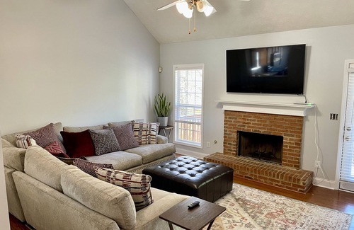 Oak Hill House | Spacious 4br house- 10 mins from the town square