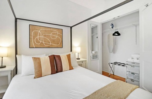 Pilsen Apartment | Spacious 4BR in Chicago w/Laundry!