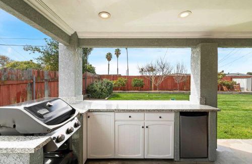 North Clairemont House | Spacious 4BR Outdoor Kitchen Hot Tub & Fun