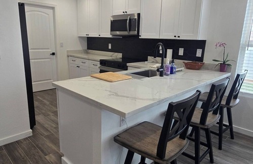 Glendale House | Spacious 4BR – Relax in Style, Pool, Space & Desert Sun