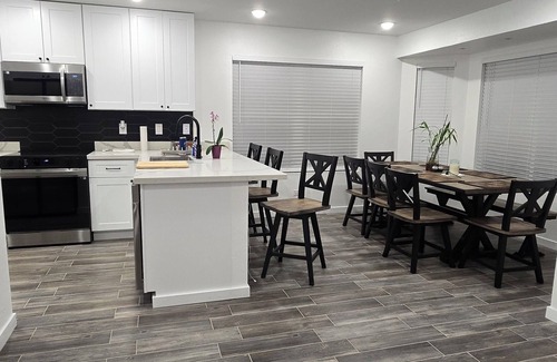 Glendale House | Spacious 4BR – Relax in Style, Pool, Space & Desert Sun
