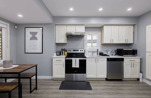 Marpole House | Spacious 4BR Retreat near YVR and DT