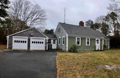 West Yarmouth House | Spacious 4BR - Stroll to Seagull Beach (1573)