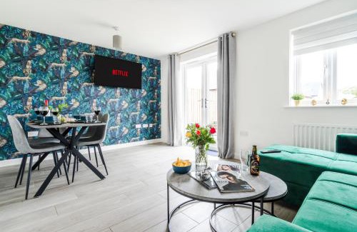 Milton Keynes House | Spacious 4BR Townhouse Free Parking & WiFi