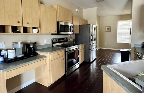 Lakeland House | Spacious 4BR with Private Pool, King Bed, Near Parks and Trails