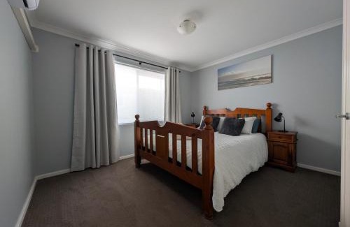 Vasse House | Spacious 4x2 Southwest Gem Perfect for Two Families, Steps from Top Attractions with Fun Spaces for Kids, separate areas for Adults and Big Savings