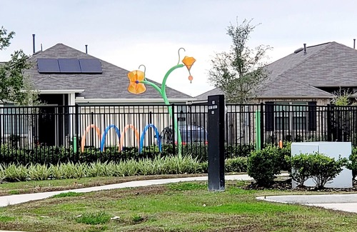Alvin House | Spacious 5/3 home in quiet neighborhood