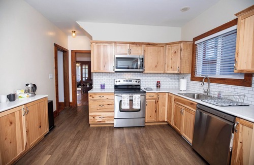 Cedar Rapids House | Spacious 5 BDR, 2.5 BATH - Updated & Prime! Lots of Parking! Sleeps up to 16!