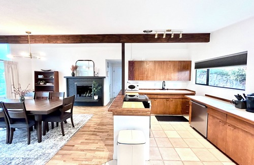 East Wenatchee House | Spacious 5-bdrm home in Wenatchee, Mountain View, hot tub, fire pit, arcade room