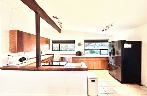 East Wenatchee House | Spacious 5-bdrm home in Wenatchee, Mountain View, hot tub, fire pit, arcade room