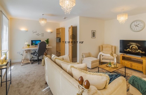 Watford House | Spacious 5-Bed House | Driveway Parking