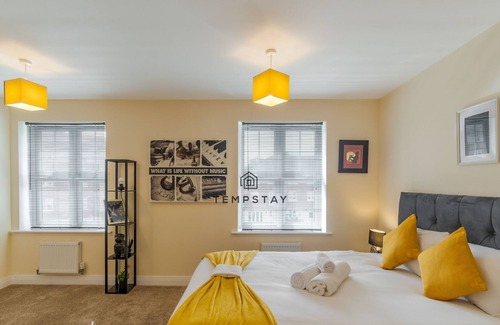 Watford House | Spacious 5-Bed House | Driveway Parking
