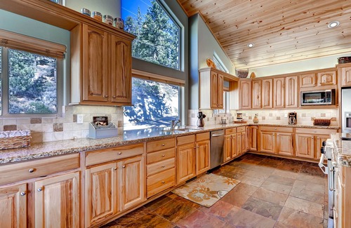 Country Club Estates House | Spacious 5 Bedroom, 3400 Sq ft Home with Dual King Bedroom Suites, Private
