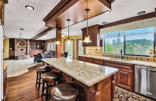Meadow Glade House | Spacious 5-bedroom house in charming Battle Ground with WiFi, AC