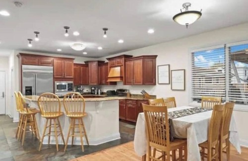 Roselle House | Spacious 5-bedroom Chicago suburban vacation home!