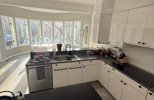 Weston House | Spacious 5-bedroom family house in fabulous Weston