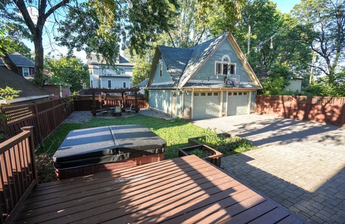 Summit - University House | Spacious 5-bedroom Historic Townhome in Brilliant Saint Paul